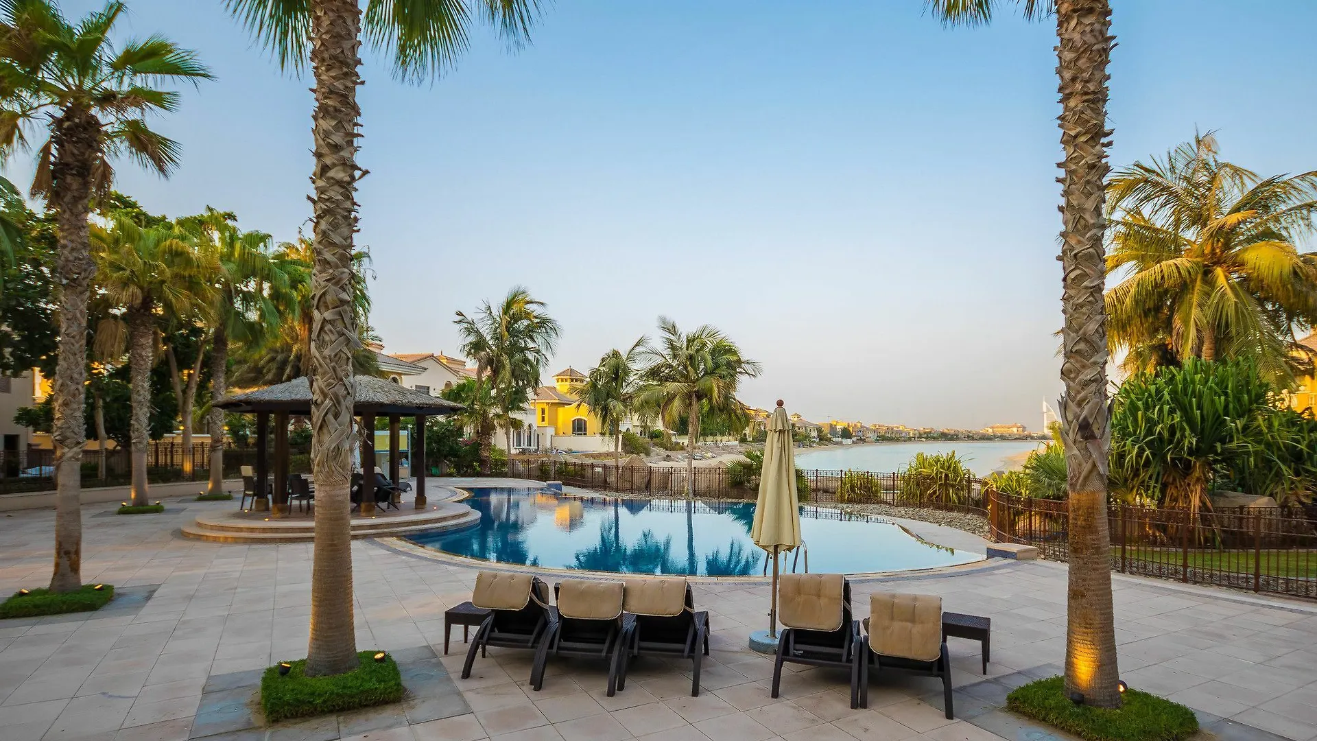 Yanjoon Holiday Homes - Palm Jumeirah Frond A Villas Dubai